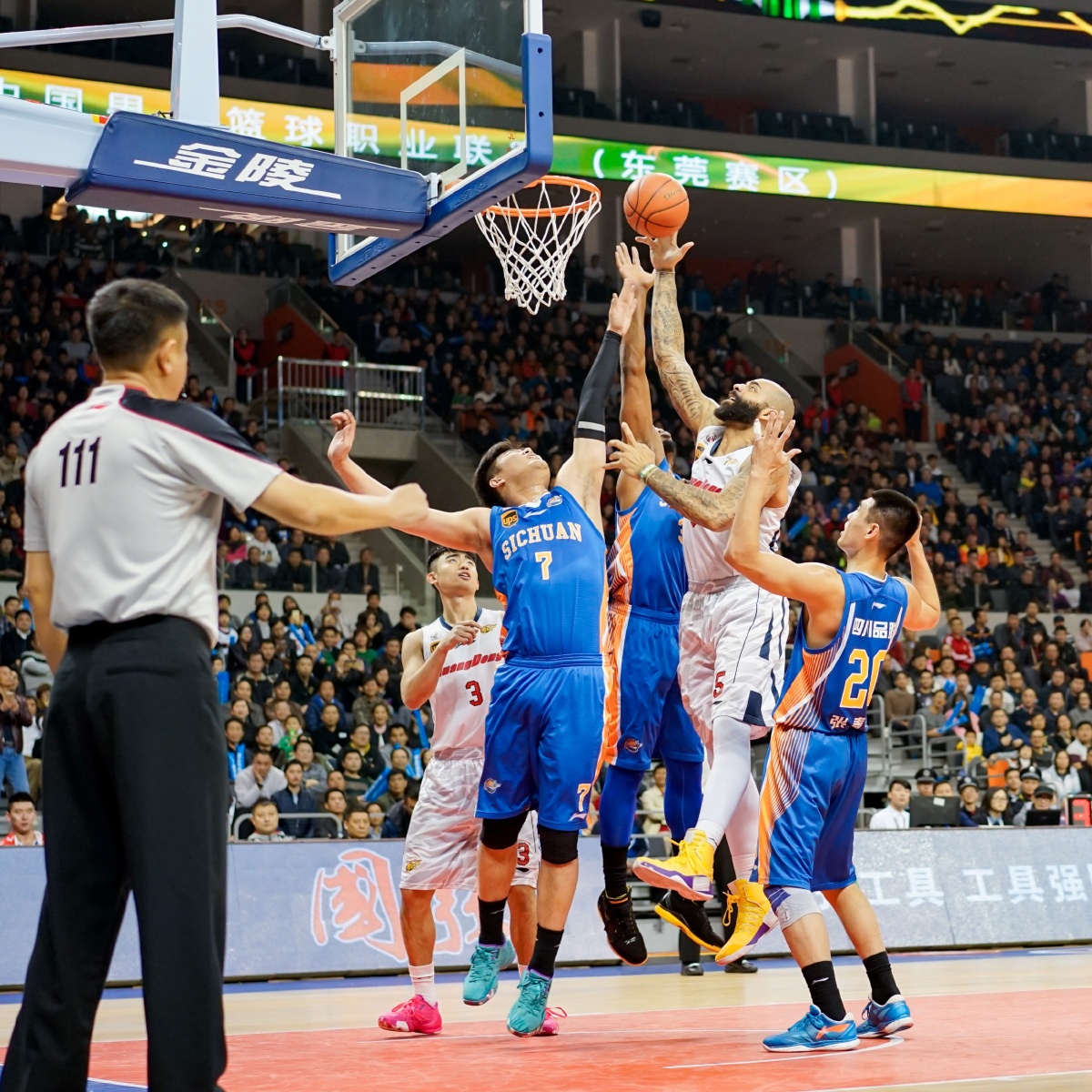 阿斯预测皇马首发：阿诺德替补，卡马文加替下小马出任右边锋（《阿斯报》预测皇马首发：阿诺德无缘先发，卡马文加顶替小马出任右边锋）