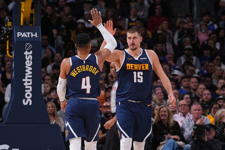 詹姆斯关键三分绝杀比赛（詹姆斯压哨三分终结比赛）