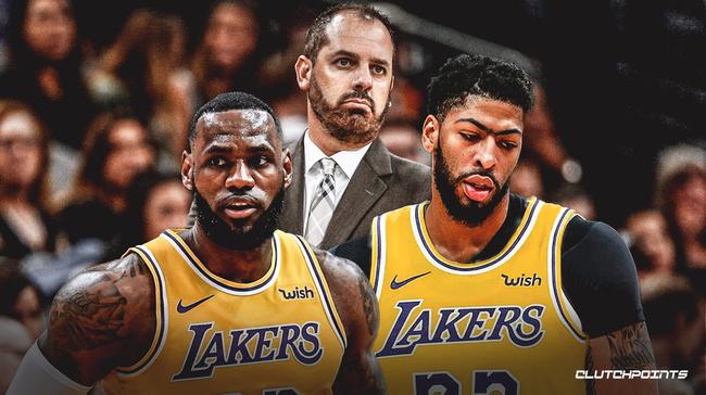 跋涉近18小时，15岁小球迷在球场外山上直播解说解放者杯决赛（15岁球迷徒步近18小时登上球场外山头，直播解说解放者杯决赛）