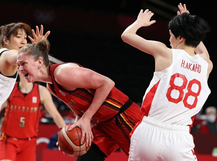 完成英格兰成年代表队首秀，夸安萨获赠纪念帽（夸安萨迎来英格兰成年队处子秀，获颁纪念帽）