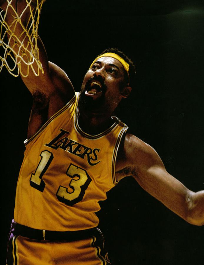 调皮二娃上线，穆勒庆祝夺冠时和25号队友高尔德顶牛假装受伤（穆勒夺冠庆祝与25号高尔德顶牛嬉闹，二娃调皮上演装伤）