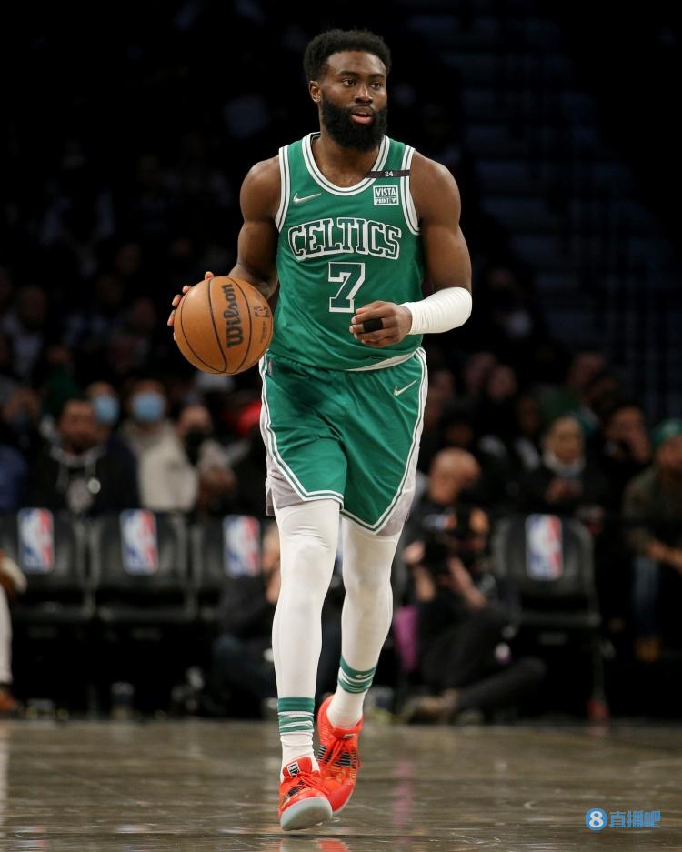 维持原判！布朗突破肘倒翟晓川后者阻挡 许利民交涉挑战也是失败（判罚维持！布朗突破肘击致翟晓川倒地判其阻挡，许利民挑战无果）